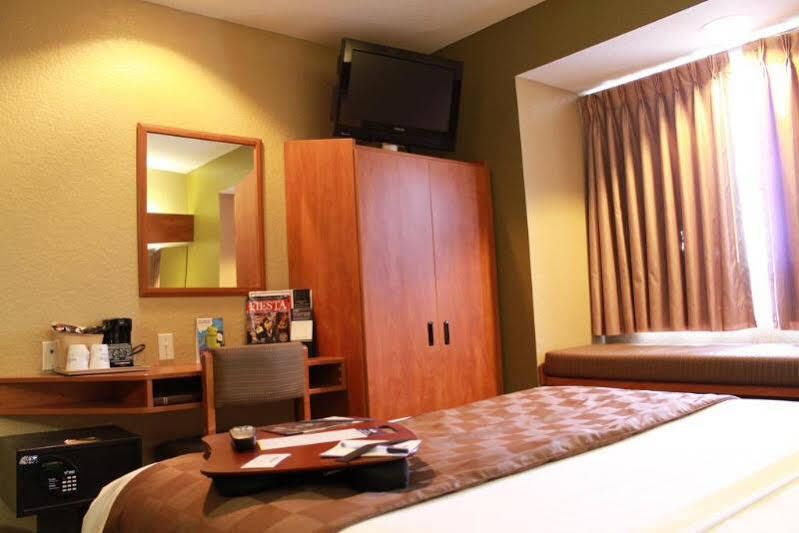Готель Super 8 By Wyndham San Antonio Downtown Ne Екстер'єр фото